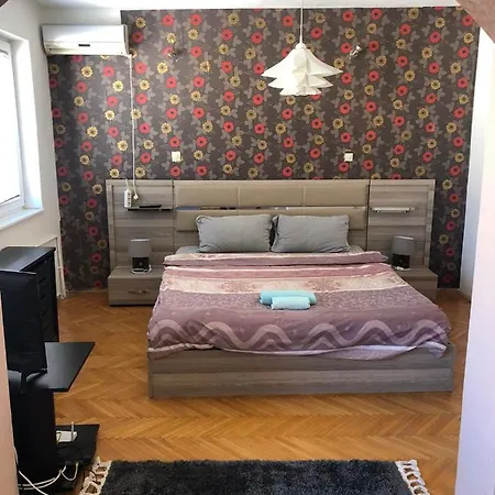 Square Vanilla Downtown Apartment *